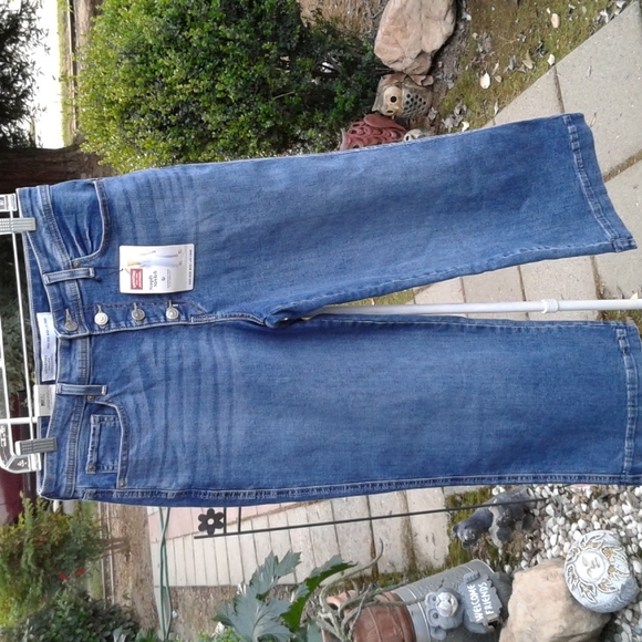 Levi Strauss Denim - Women's high-rise wide leg cropped simply stretch signature Levi's size 10- 30